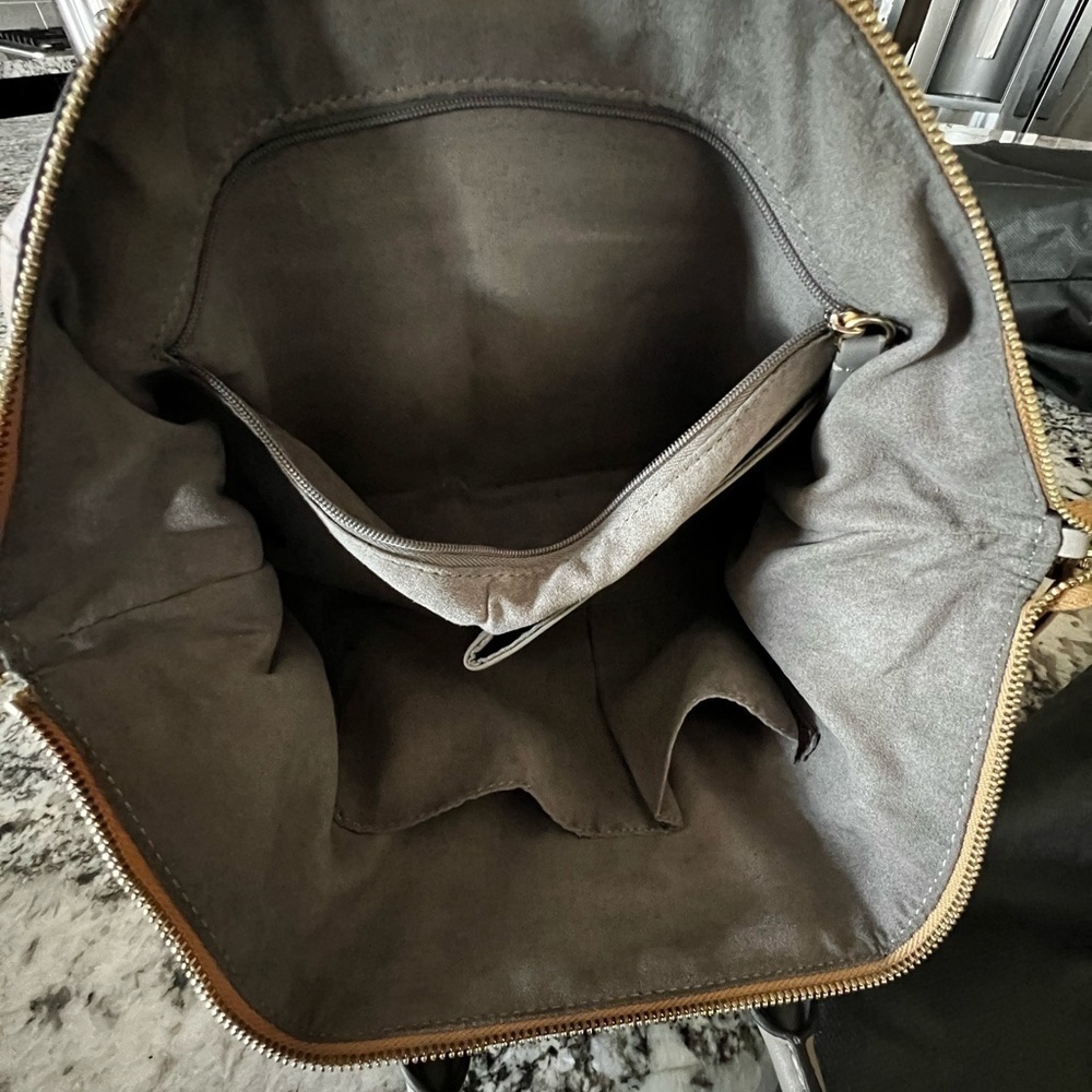 Vince CAMUTO DAVIA SATCHEL - 100% Leather - PRISTINE CONDITION - Picture 13 of 16